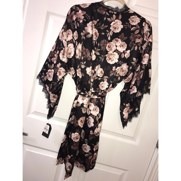 Other - BEAUTIFUL FLORAL SATIN KIMONO ROBE ✨